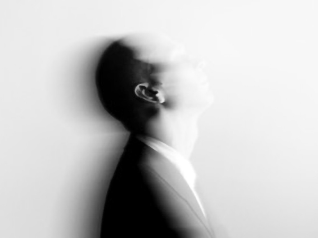 Ein schwarz-weißes Profilfoto eines Mannes, das so unscharf ist, dass der Eindruck entsteht, sein Schatten verlasse ihn.